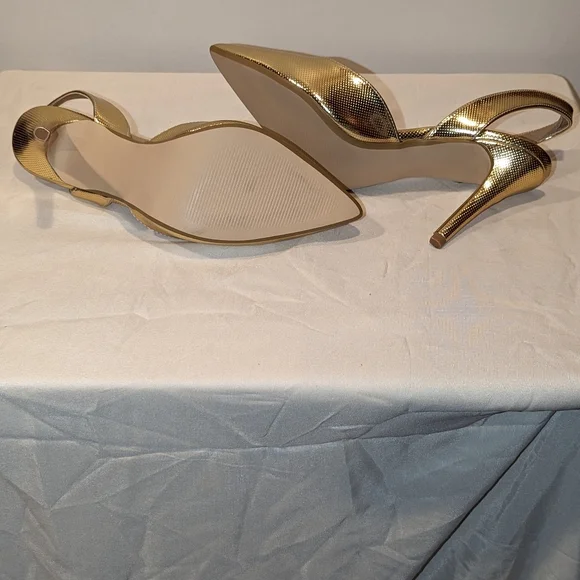 Shoes/Heels - Picture 2 of 7